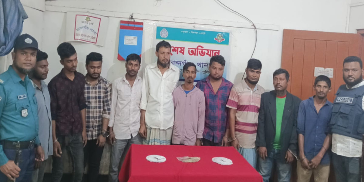 বাসের ভেতর জুয়ার আসর, আটক ১০